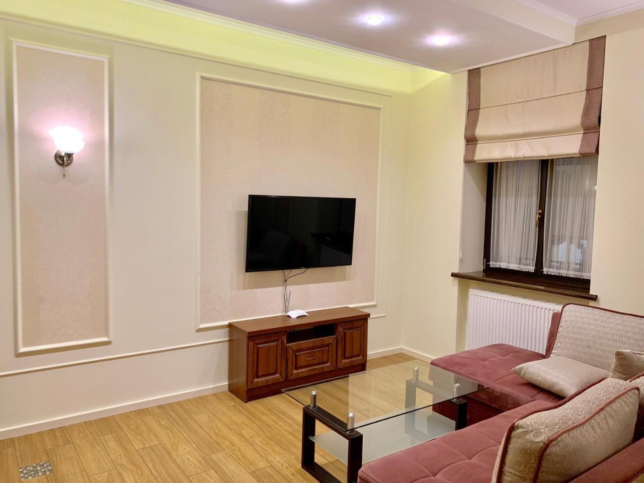 Two-Bedroom On Lesi Ukrainky Lviv Ngoại thất bức ảnh